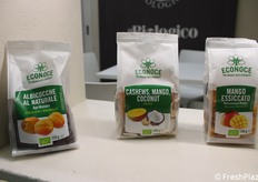 Econoce, una marca de la empresa Euro, especialistas en fruta seca y deshidratada ecológica. Los albaricoques secos naturales, con su característico color oscuro, proceden de Turquía y, más concretamente, de la región de Malatya. Para los mangos deshidratados, la empresa ha optado por confiar en una empresa que cada día, en Ghana, se esfuerza por mejorar las condiciones de vida y de trabajo de los aproximadamente 1.000 empleados que trabajan en la planta de producción.
