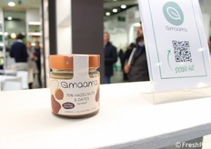 La crema Maama para untar con avellanas, dátiles y cacao procesados a baja temperatura es una exquisita mezcla de cremosidad y sabores naturales. Las mejores avellanas tostadas italianas combinadas con polvo de dátiles para un ligero dulzor y nibs de cacao crudo para un agradable toque crujiente.