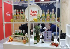 Agua Plose, zumos y néctares BioPlose, Tea Collection, bebidas espumosas BioPlose y bebidas Plose Vintage. Hablando de zumos y néctares, el zumo de tomate es una pequeña obra maestra de sencillez: 100% tomate italiano ecológico y una pizca de sal, para una experiencia con un inconfundible sabor mediterráneo. El néctar de granada contiene únicamente fruta de cultivo ecológico para mantener sus propiedades naturales lo más intactas posible. No contiene conservantes, colorantes ni OMG.