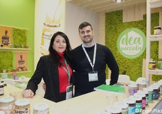 Leda Cascioli y Federico Guitarrini, de la empresa Deangelis. Bajo la marca Deanocciola, ofrecen cremas para untar ecológicas, veganas y sin gluten.