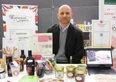 Fabio Caracausi, de "Tentazioni e Sapori di Davide Scancarella". El principal objetivo de la empresa es ofrecer productos únicos y artesanales utilizando las mejores materias primas de Sicilia, como almendras, pistachos, avellanas y miel.