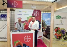 Dionisio Angulo y Luis González, de Bayer, que este año ofrece al sector su solución Vellum para el control de nematodos complementando la estrategia integral de lucha contra este microorganismo perjudicial para el cultivo de berries
