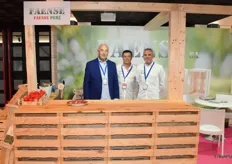 Juan Sabater, Mariano Márquez y Juan Sabater, en el stand de Faense S.A., construido con los envases de madera que fabrica la firma con centrales en Valencia y Perú