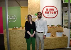 Silvia Lechado y Alejandro Lechado, en el stand de Kiwi Natur, empresa asturiana productora de kiwi bío y convencional.