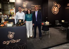 José Ramón Mechó, gerente de Agribur, junto con sus compañeros Mónica Martí y Marcel de Koning. La empresa castellonense se especializa en la comercializaciónd e clementinas con hoja.  