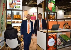 Juan Antonio Pons y Marco Medina en el stand de Pons Redondo Group, en su primer año como expositor en Fruit Attraction, promocionando su marca Penicilina.