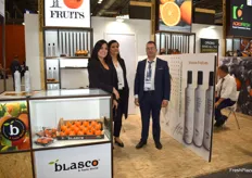 Cecilia Taboada, José Luis Blasco y Rocío Torres, en el stand de Blasco, productores y comercializadores de kaki tomatero y kaki Rojo Brillante, que este año presentaron su primer aceite de oliva virgen.