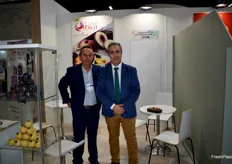 Juan Enrique Gómez y Emiliano Andrade, en el stand de Landfruit, empresa extremeña productora y comercializadora de fruta de hueso y ahora, también nueces.