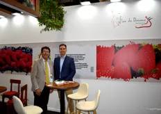 Juan María Rodríguez, gerente de la empresa onubense Flor de Doñana, especialista en berries ecológicos, junto a Francisco Javier Delgado, gerente de la empresa sevillana Agro Lentejuela. 