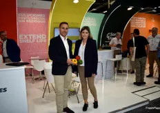 Javier Biel y Cristina Real, en el stand de Sani Fruit, empresa valenciana biotecnológica innovadora dedicada al desarrollo de soluciones postcosecha naturales y sin residuos fitosanitarios. 