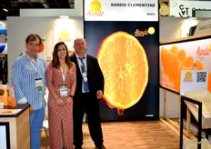 Luis Corral, Eva Grifol y Joan Caballol, en el stand de Sando, la variedad protegida de clementina.
