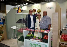 Justo Redondo, Isabel González y Rufino Redondo, en el stand de Nogal Fruits, de Badajoz.
