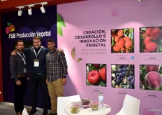 Thomas Chevallier, Stephane Buffat y Vincenzo Cerbone, en el stand de PSB Producción Vegetal, obtentores de variedades de fruta de hueso.