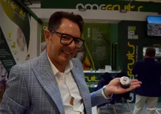 Carmelo Ferrández Granero, CEO de Amefruits, con el nuevo lanzamiento de la compañía: las esferas de ajo negro