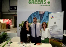 Cristina Navarro, Sergio Barberá y Montse Barberá, de la Asociación Foros de Comercio Ético, en el stand de Agromark