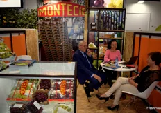 Enrique, Susana y Conchita, en el stand de Cooperativa Agrícola de Monforte del Cid