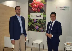 Javier Rubio y José González, en el stand de Farm Fruit y su socio productor Jarcha, especialistas en cerezas y fruta de hueso
