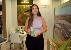 Eva García muestra el jugo de aloe de La Vendita