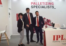 Paula Zamora, Emilio Latorre y David Bañol, de Ipla, especializada en soluciones de paletizado y gestión de cajas