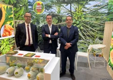 Juan del Valle, Carlos Ascanio y Guillermo González de Aledo, en el stand de la empresa tinerfeña Sweet Papaya.