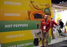 Ignacio Moreno Vizcaíno, de Coliman, mostrando los diferentes productos de su stand, desde bananas hasta aguacates Hass.