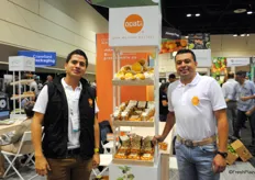 Andrés Casas y José Daniel Ramírez, de Ocati, Colombia, presentando sus physalis en un envase de snack.
