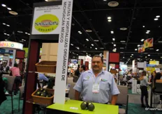 José Luis Tungui, de Frutas y Hortalizas Orgánicas de Michoacán, México (Frhomimex) con su marca Don Aguacato.