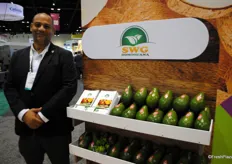 Oseas Vásquez, de SWG Dominicana, promocionando los aguacates de piel verde.