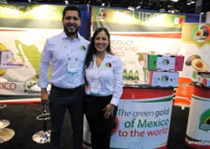 Una nueva empresa mexicana presentando sus aguacates de Jalisco. Juan Antonio Escorcia y Anahi Aguirre, de Avocados Aguirre.