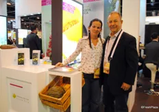 Desde Costa Rica presentando sus melones estuvo la empresa Melones del Sol, con Marbeth Venegas y Ricardo Garrón.