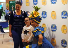 Hasta los visitantes más jóvenes quedaron impresionados con la chica de Chiquita.