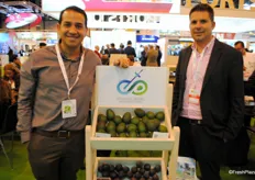 César Alejandro Paoli y Carlos, de Arcángel Miguel International, promocionando su marca Passion for Fruit. 