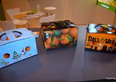 Envases especiales para mandarinas con diferentes motivos expuestos en el stand de Royo Fruits.