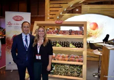 Enrique Colilles (gerente) y Vanessa Varo (Comunicación), en el stand de Trops, en campaña de promoción del consumo de mango. 