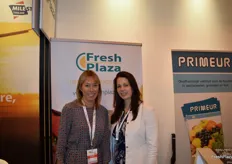 Linda Bloomfield y Emma Grant, de Phoenix Media Network, en el stand de FreshPlaza.