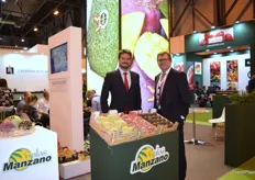 Alberto Casanova y Bruno Crabé, en el stand de la empresa de Granada Frutas Manzano, presentando su gama de chirimoya, mango y aguacates. 