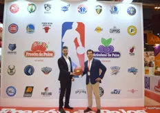 Joel Pitarch, redactor de FreshPlaza, con Jaime Zaforas, Marketing Manager de Fresón de Palos, que patrocinará la liga de baloncesto NBA en Europa para llegar al público más jóven. 