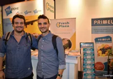 Tiago Pires y Alejandro Llao, de la nueva empresa Mercantis que conecta compradores con vendedores, visitando el stand de FreshPlaza. 