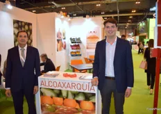 José Antonio Alconchel padre e hijo, en el stand de la empresa malagueña Alcoaxarquía, que posee también instalaciones en Perú para ofrecer una completa gama de frutas subtropicales y exóticas. 