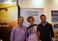 Maria Pilar Palma, gerente de La Extraterrestre, con su marido e hijo, visitando el stand de FreshPlaza. 
