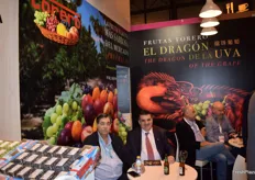 Jesús Caballero y Antonio Caballero, en el stand de Frutas Torero, con la nueva marca de uva de mesa para el mercado chino.