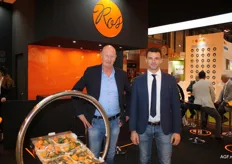  Adriaan Breeuwsma y Lionel Beltran, en el stand de V. Ros, especialista en cítricos con hoja y naranjas sanguinas. 