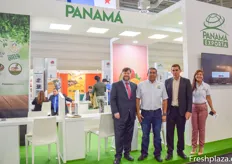 El grupo de Panamá Exporto delante del stand de Panama Organics