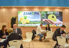 Está muy ocupado en el stand de Zamora Citrus Argentina