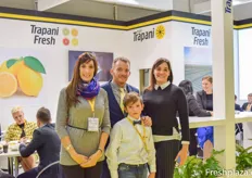 El equipo de Trapani Fresh y Fabricio Trapani con su hijo 