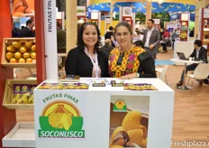 Iraní Hernández y Juana Acosta estan presentando mangos de Soconusco Produce LLC