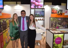 Lidia Aracil, Alfredo Miralles y María José Gallego, en el stand de Uvasdoce, productor, importador y exportador de uva de mesa, con sede en Monforte del Cid, Alicante.  