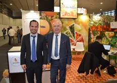 Juan Motilla padre e hijo, en el stand de la empresa valenciana Motilla, productores y comercializadores de cítricos.