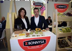 Amparo Seguí y Federico Seva, en el stand de Bonnysa, presentando nuevos productos de V Gama como la salsa de alcachofa para dipear, entre otros productos como el guacamole, el tomate rallado, pasta de tomate seco que recuerda a la sobrasada, papaya y dátiles Medjool.