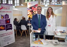Emiliano Andrade y Lucía Vázquez, de la empresa de Badajoz Land Fruit/ Lerma, proveedora de fruta de hueso.
